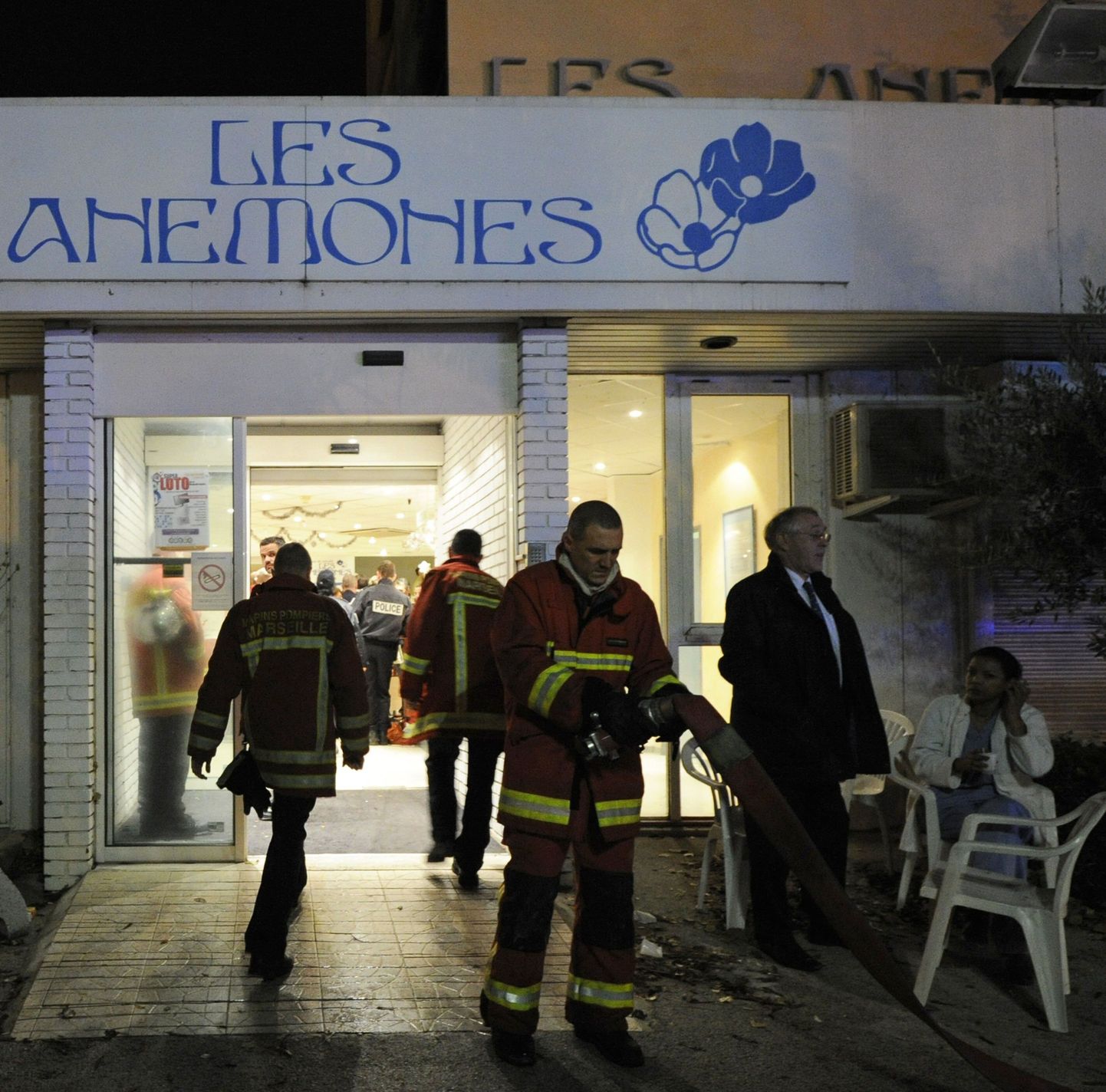 Tuletõrjujad Marseille's asuva vanadekodu sissepääsu juures.