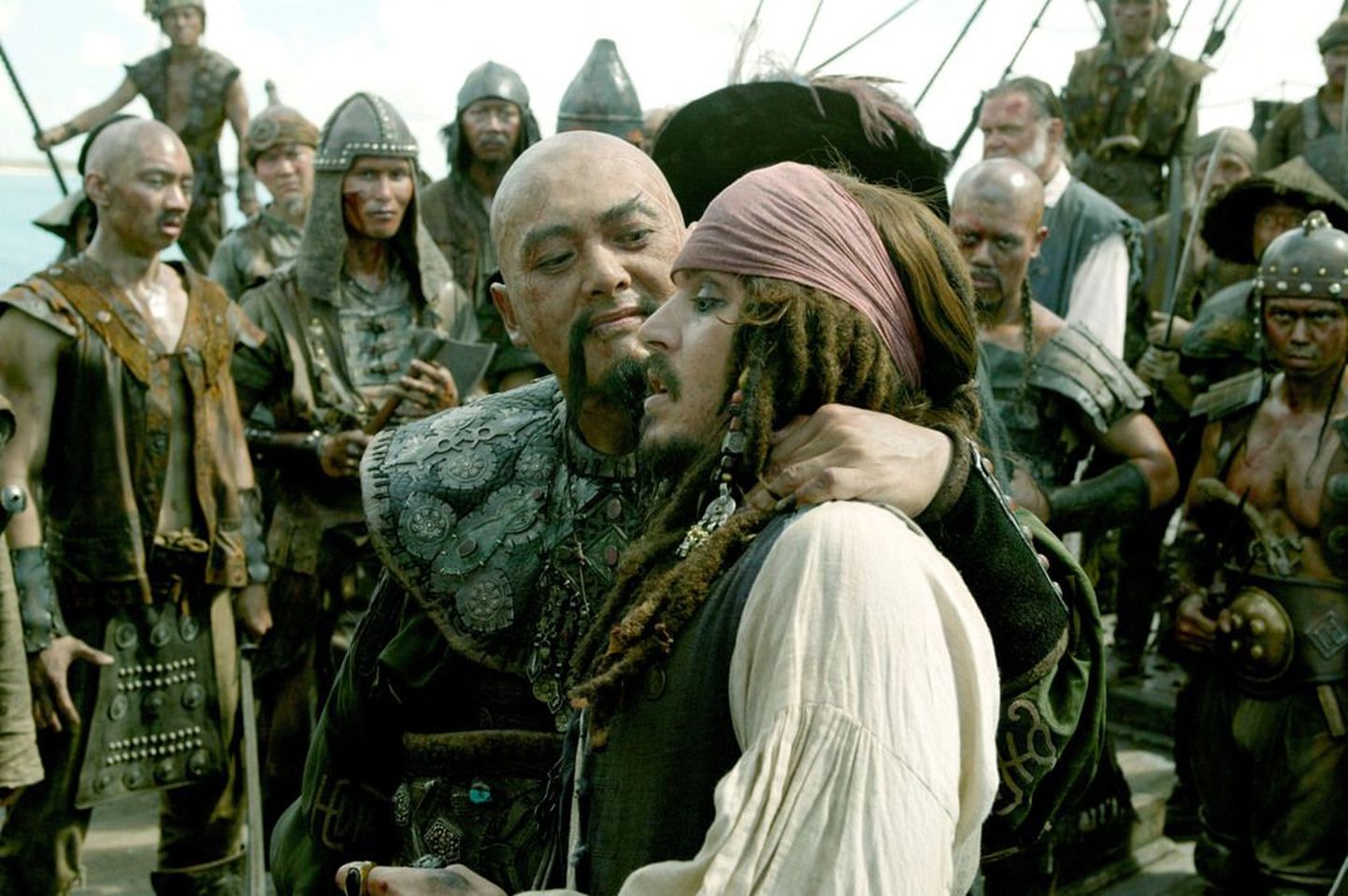 Johnny Depp ja Chow Yun-Fat (tagaplaanil) filmis «Kariibi mere piraadid: maailma lõpus»