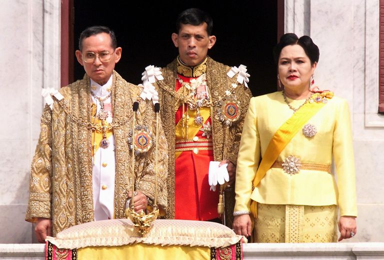 Tai kuningas Bhumibol Adulyadej, kroonprints Maha Vajiralongkorn ja kuninganna Sirikit Kitiyakara