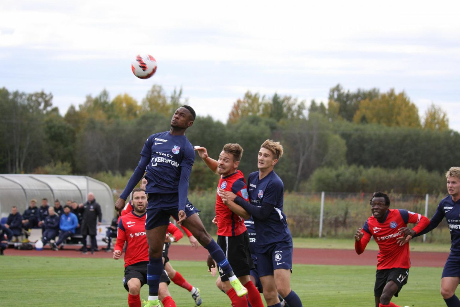 Paide linnameeskond (sinises).