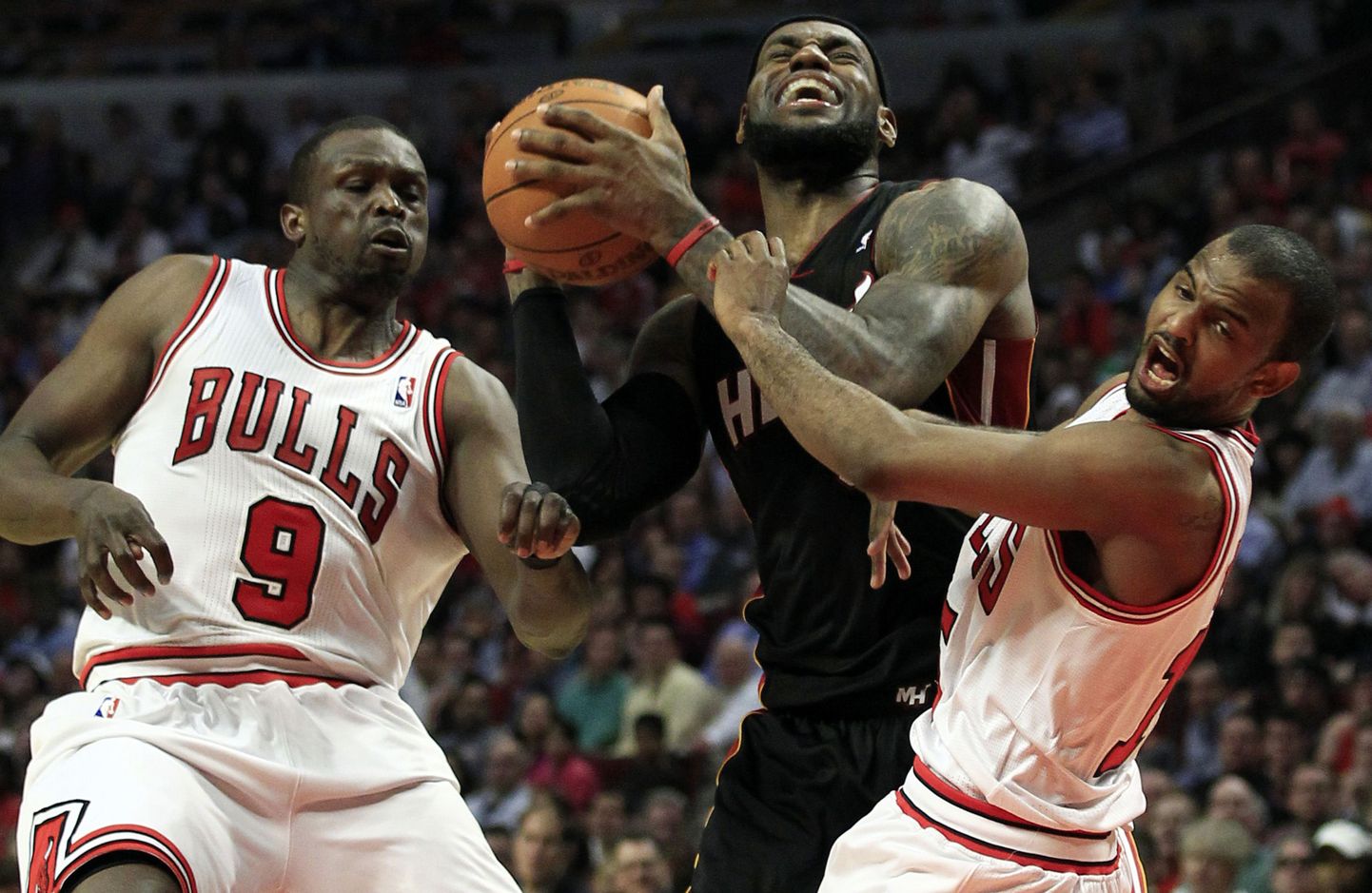 LeBron James (palliga) Chicago Bullsi mängijate haardes.