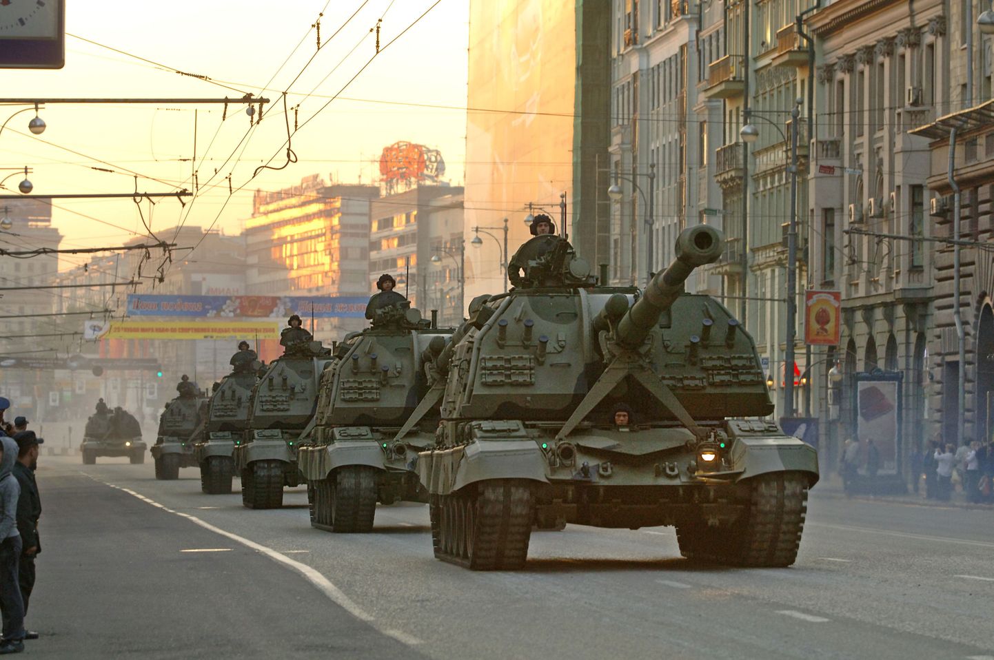 Vene armee sõidukid paraadil.