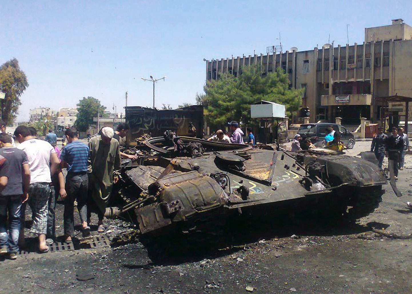 Сгоревший танк сирийской армии в одном из городов Сирии.
