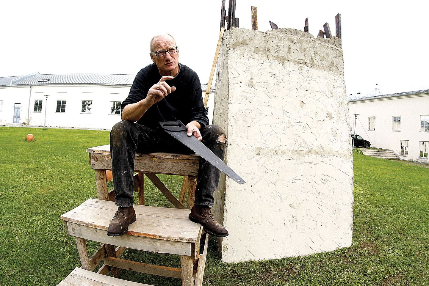 Uwe Schloen laseb oma skulptuurist kuuldele eestikeelses tõlkes lühijutte, mille ta on kirjutanud mullu Eestis.