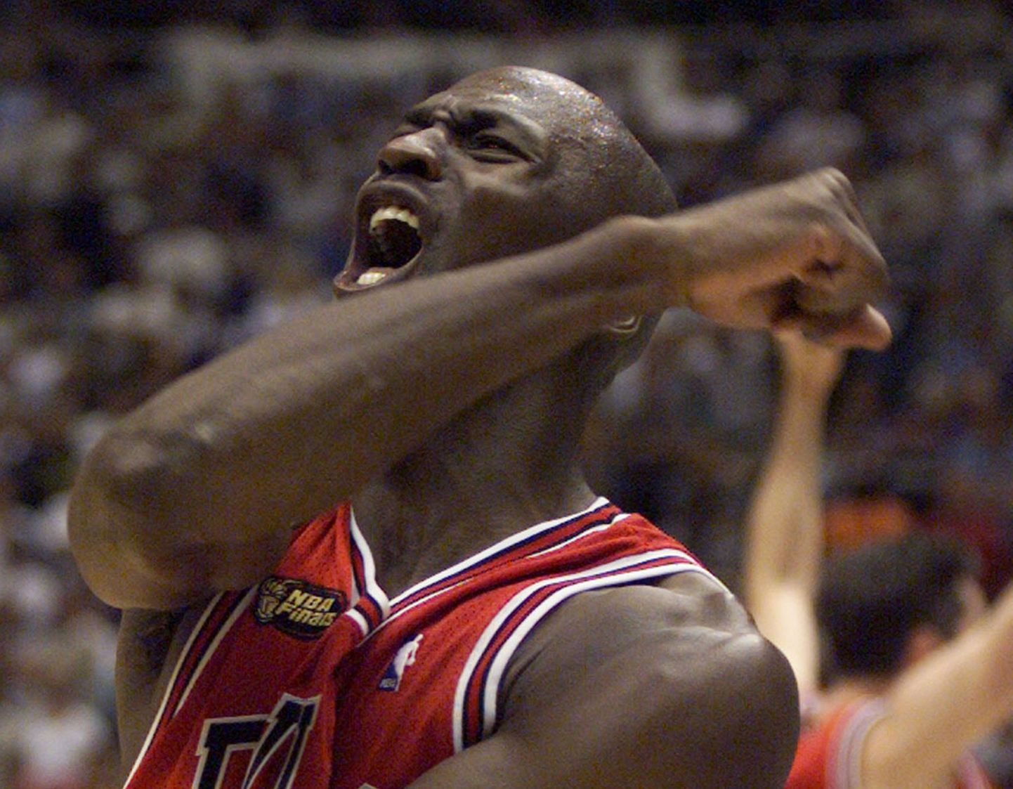 Michael Jordan tähistab 1998. aasta finaalseeria võitu.