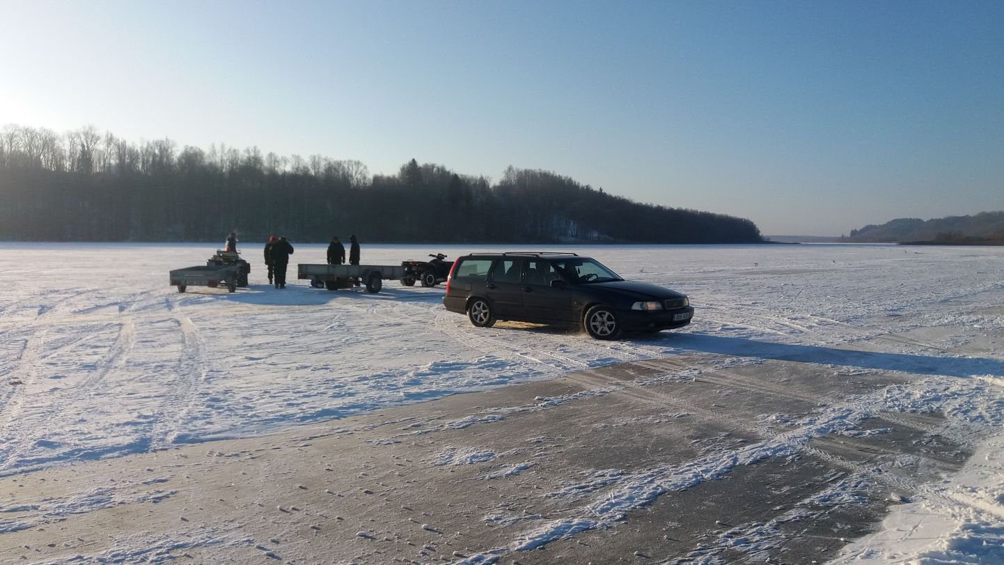 Laupäeval saab Viljandi järvel teoks Eesti autode jäärajasõidu karikavõistluste teine etapp. Neljapäeval asusid klubi Yellow Racing mehed rada maha märkima ja puhastama.