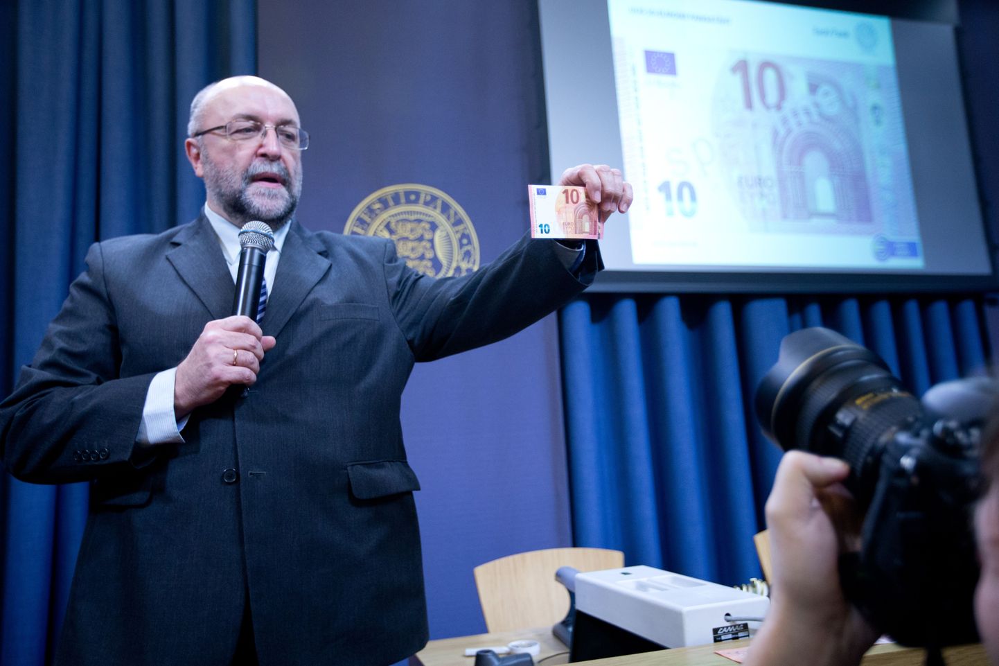Eesti Panga sularaha- ja taristuosakonna juhataja Rait Roosve tutvustas uut 10-eurost rahatähte.