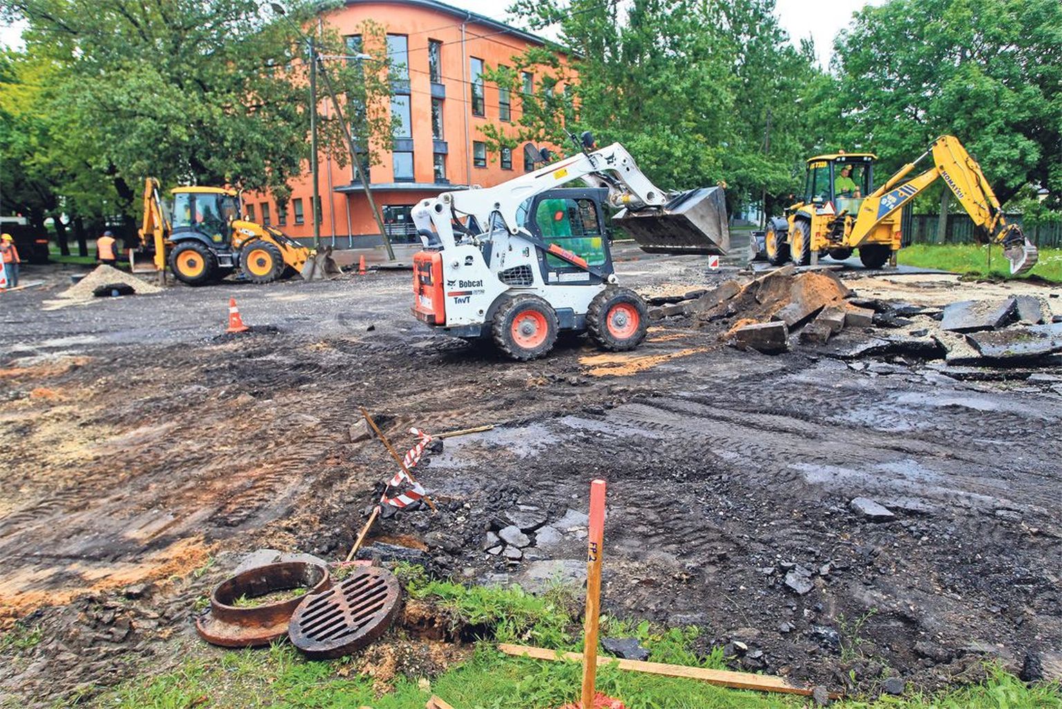 Praegu käib kibe remont Vaksali ja Näituse tänava ristmikul. See suure liiklusega ristmik peaks 1. septembril taas autodele avatud olema.