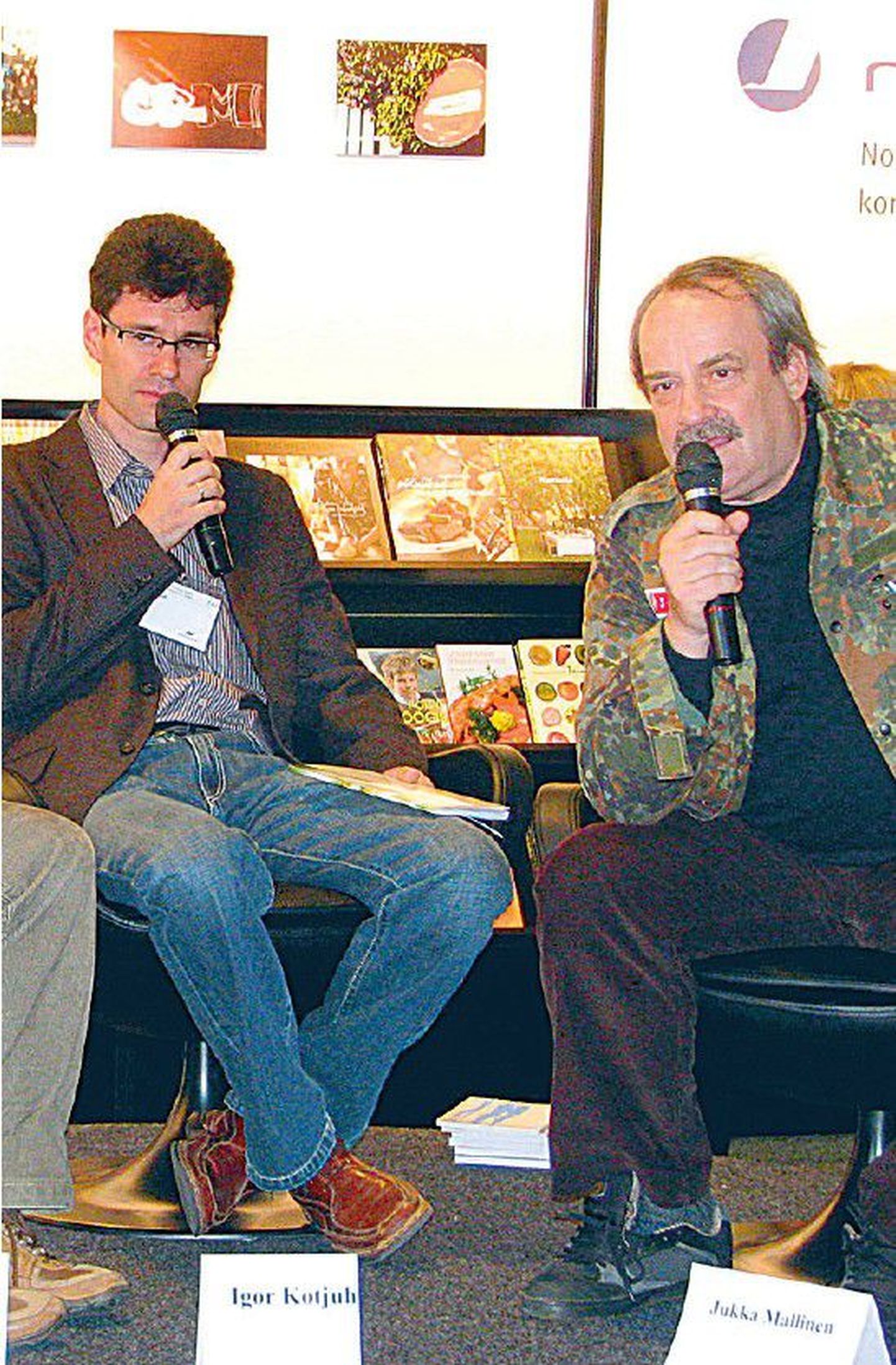 Raamatumessil arutlesid venekeelse kirjanduse üle Eestis literaat Igor Kotjuh (vasakul) ning Soome Pen-klubi juht ja vene kirjanduse tõlkija Jukka Mallinen.