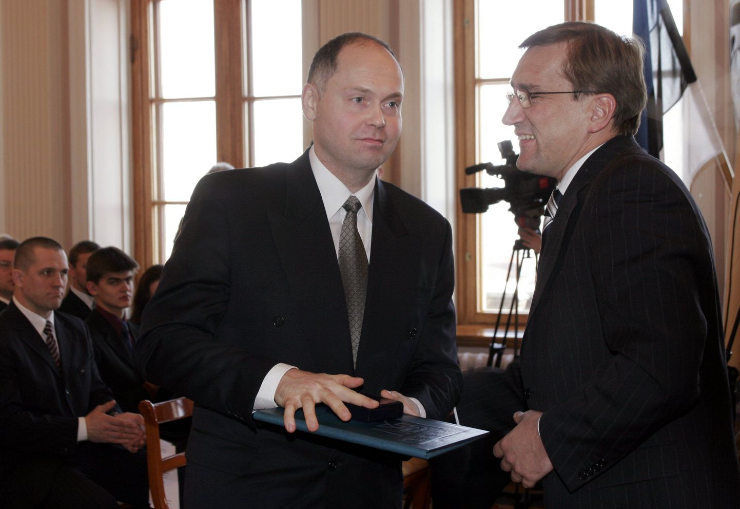 2005. aastal andis peaminister Juhan Parts (pildil vasakul) Martti Raidalile kätte riikliku teaduspreemia.