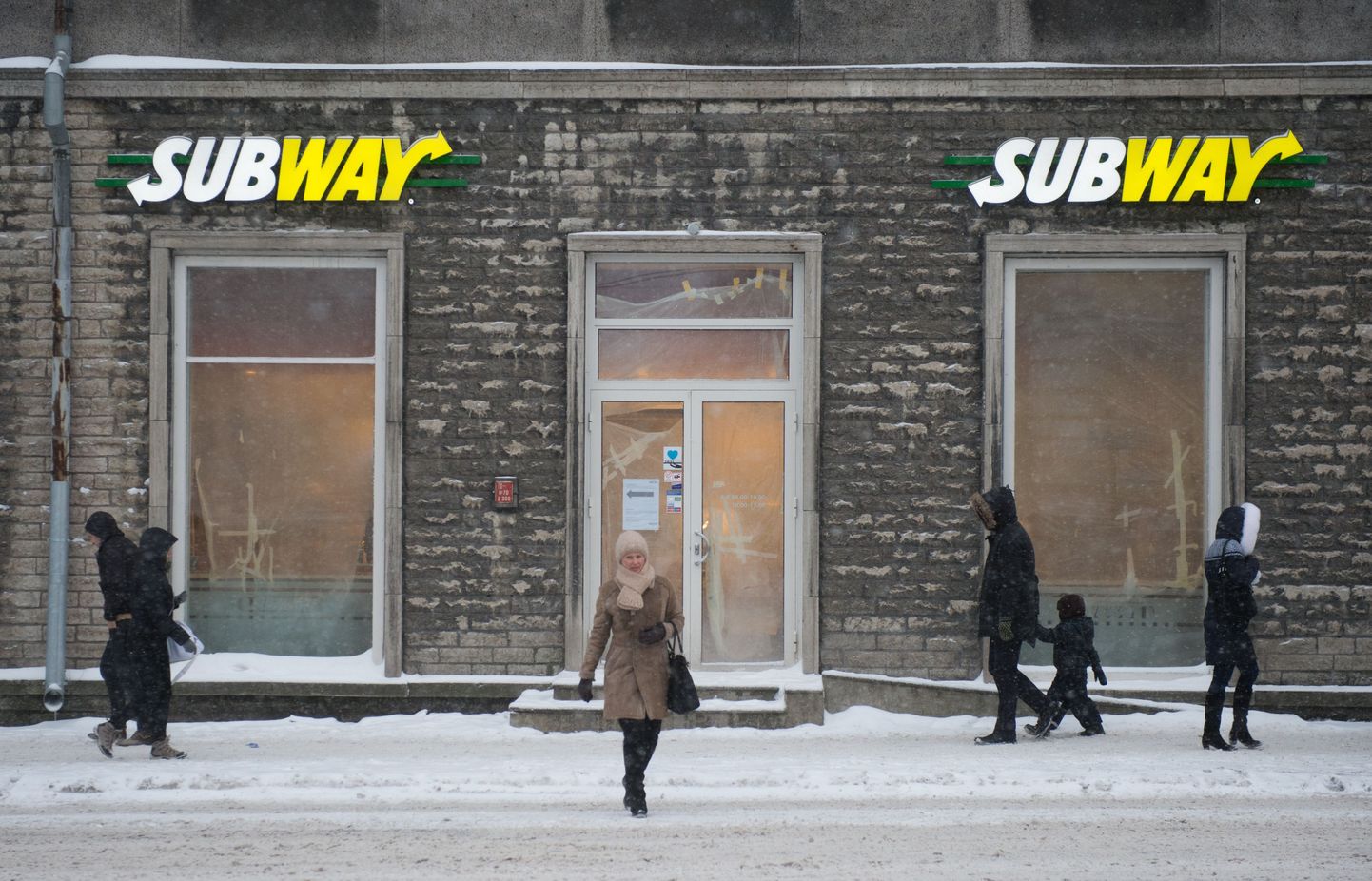 Subway kiirtoiduketi esimene söögikoht Estonia puiesteel.