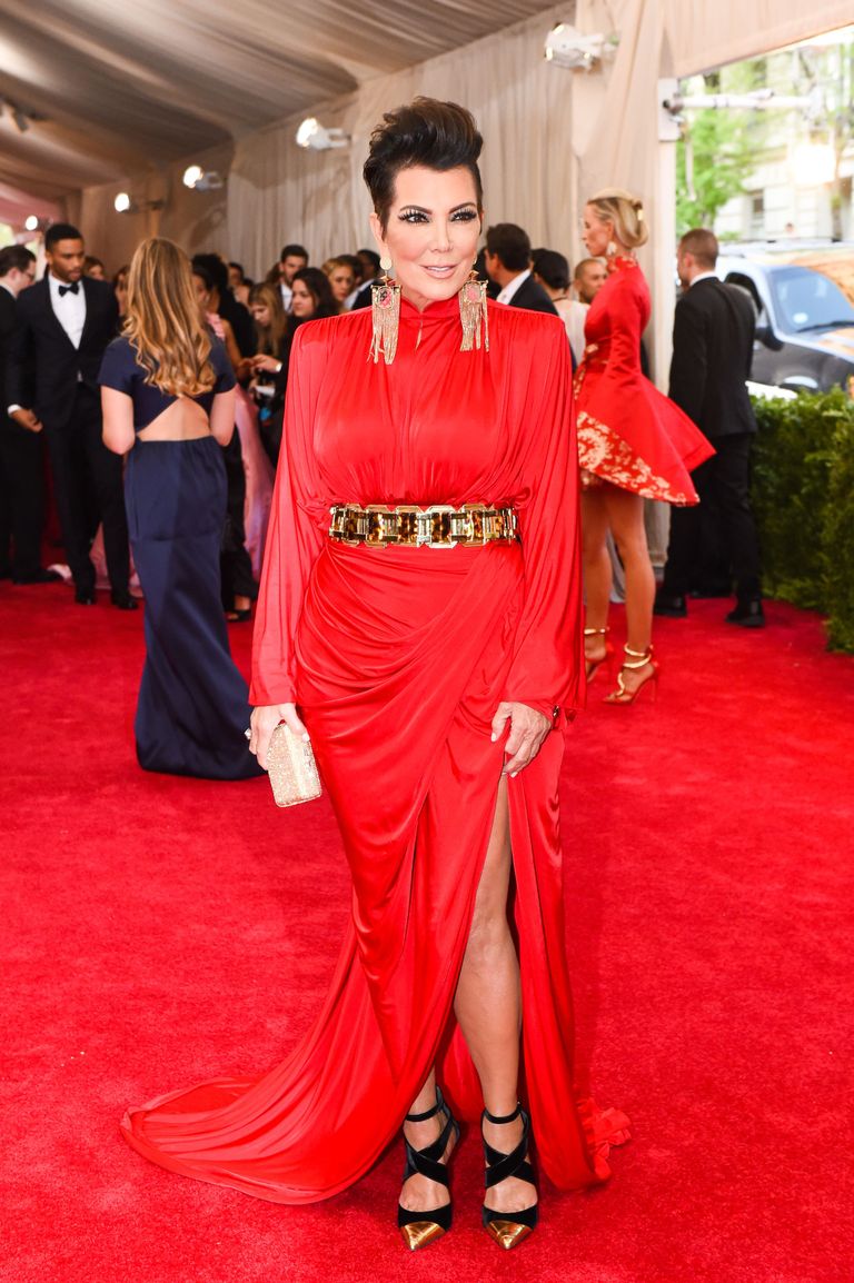 Kris Jenner püüdis kõik pilgud, kuid paraku valedel põhjustel: tema kärtspunane Balmaini kleiti paistis lotakas ja kuldkõrvarõngad ülepakutud.