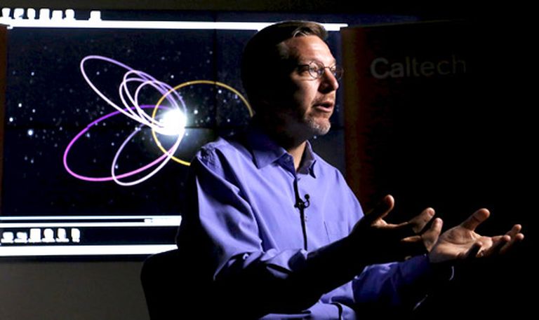 Maiks Brauns prezentē datorsimulāciju, kurā ieskicēta devītās planētas iespējamā orbīta ap Sauli 