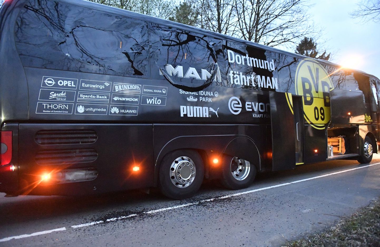 Dortmundi Borussia mängijad päästis hullemast tugevdatud klaas bussi akendel.