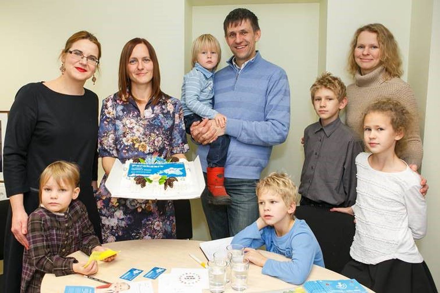 MTÜ Eesti Lasterikaste Perede Liit andis esimese uuenenud perekaardi üle võrdõigusvolinikule ja viie lapse emale Liisa Pakostale.
