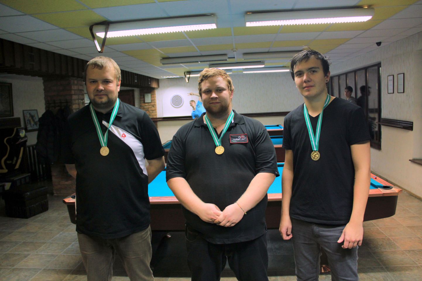 Piljardiaasta viimase meistritiitli turniiri esikolmiku moodustasid Raul Tihane (vasakult), Aleksandr Jermikimov ja Kevin Kattai.