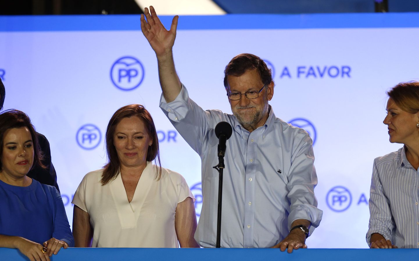 Hispaania peaminister Mariano Rajoy tervitab koos abikaasaga oma toetajaid pärast valimisvõitu.