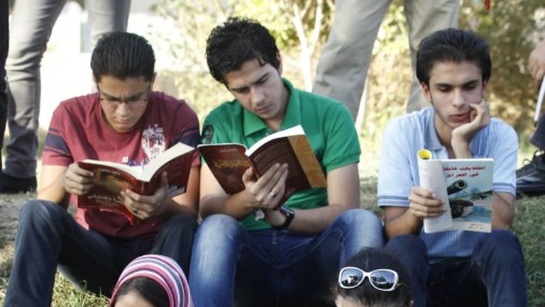 29 сентября 2012 года. Люди читают книги во время инициативы «Я иракец ... я читаю» 
