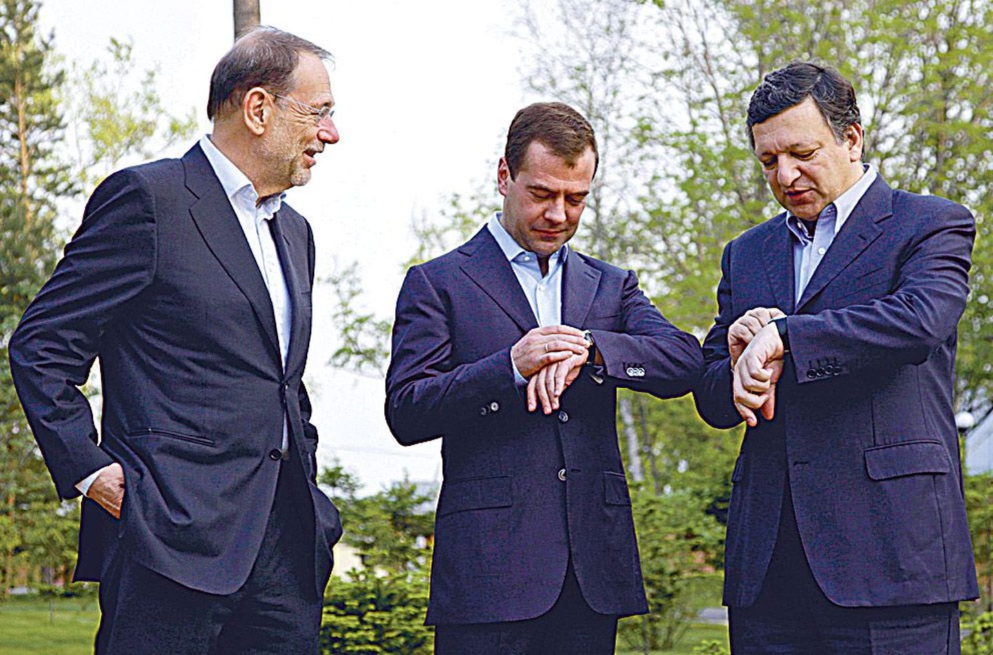 Venemaa president Dmitri Medvedev (keskel), Euroopa Komisjoni president José Manuel Barroso (paremal) ja ELi välispoliitikajuht Javier Solana (vasakul) eile kaugel Habarovskis kelli kontrollimas.