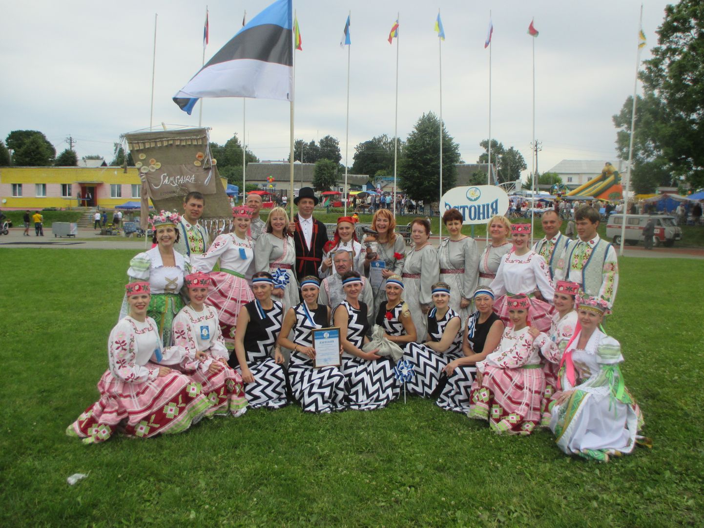 Stuudio Joy Samsaara lauljad ja naiste tantsurühm osalesid nädalavahetusel 21. rahvusvahelisel laulu- ja tantsufestivalil Dubrovnos. Kaamera jäädvustas hetke, kus valgalased on koos võõrustajate, Valgevene rahvatantsijatega.
