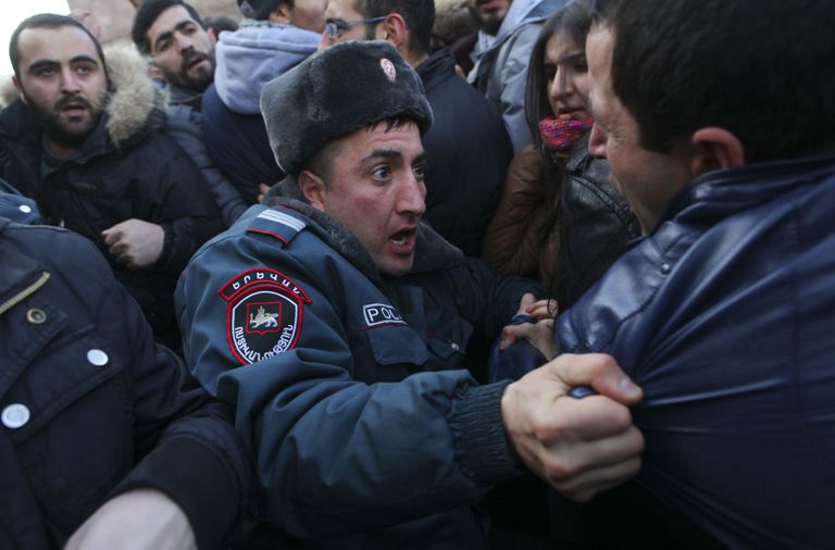 Protestimeeleavaldusele Vene saatkonna juures Jerevanis tulid pärast seda mitmikmõrva tuhanded inimesed. Fotod: Scanpix