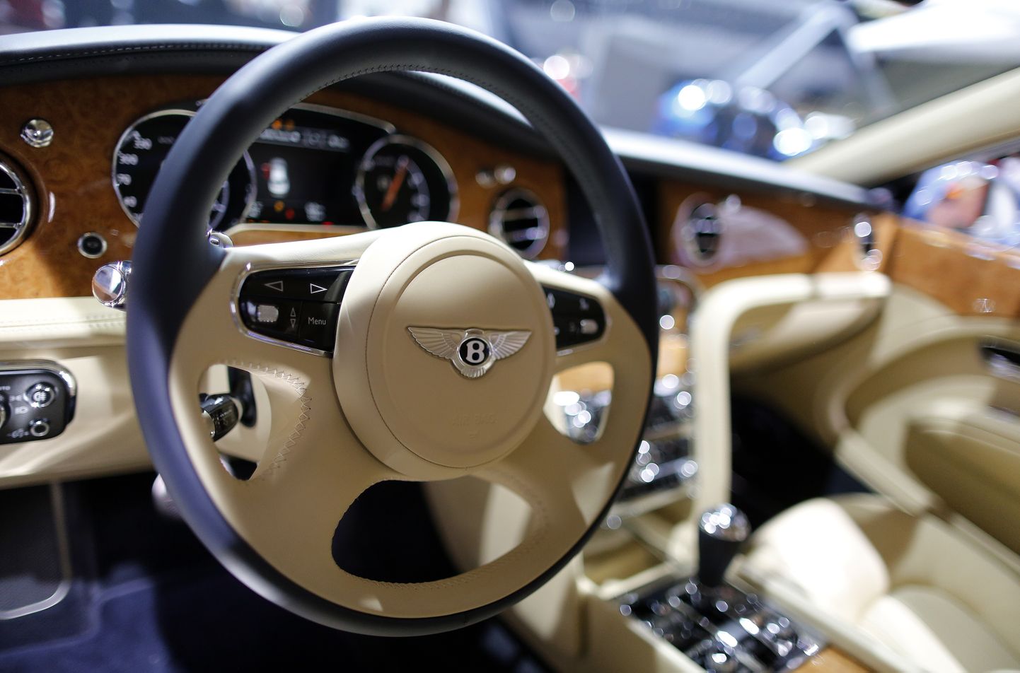 Руль автомобиля Bentley. Иллюстративный снимок.