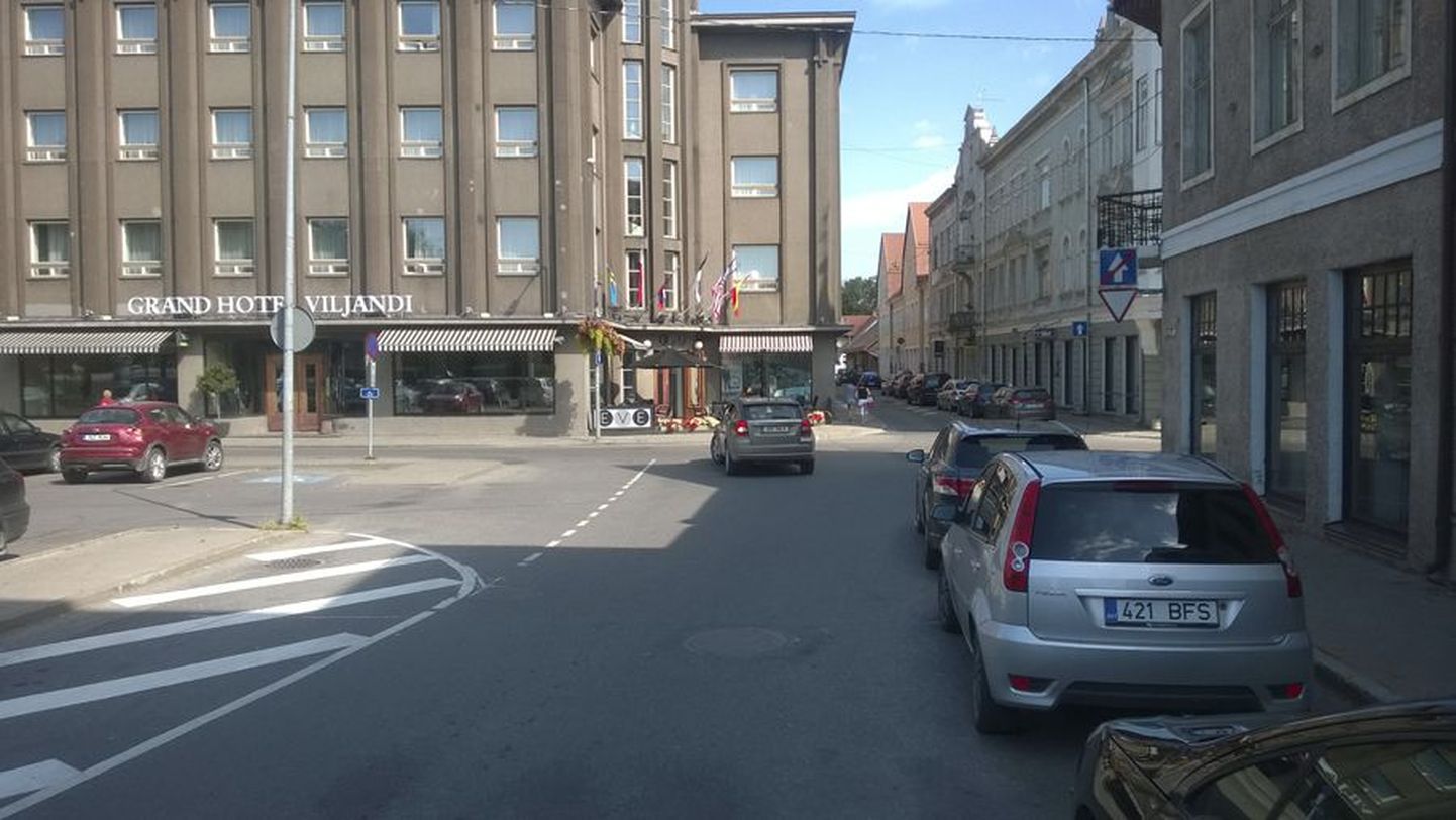 Sakala tähelepanekute järgi sooritab suurem osa autojuhte vasakpöörde Tartu tänavale Lossi tänava keskelt. Linnavalitsus kinnitab, et nii ongi õige, aga möönab, et liikluskorralduses on vastuolu. Selguse loomiseks kavatsetakse Lossi tänavale joonida suunanooled.