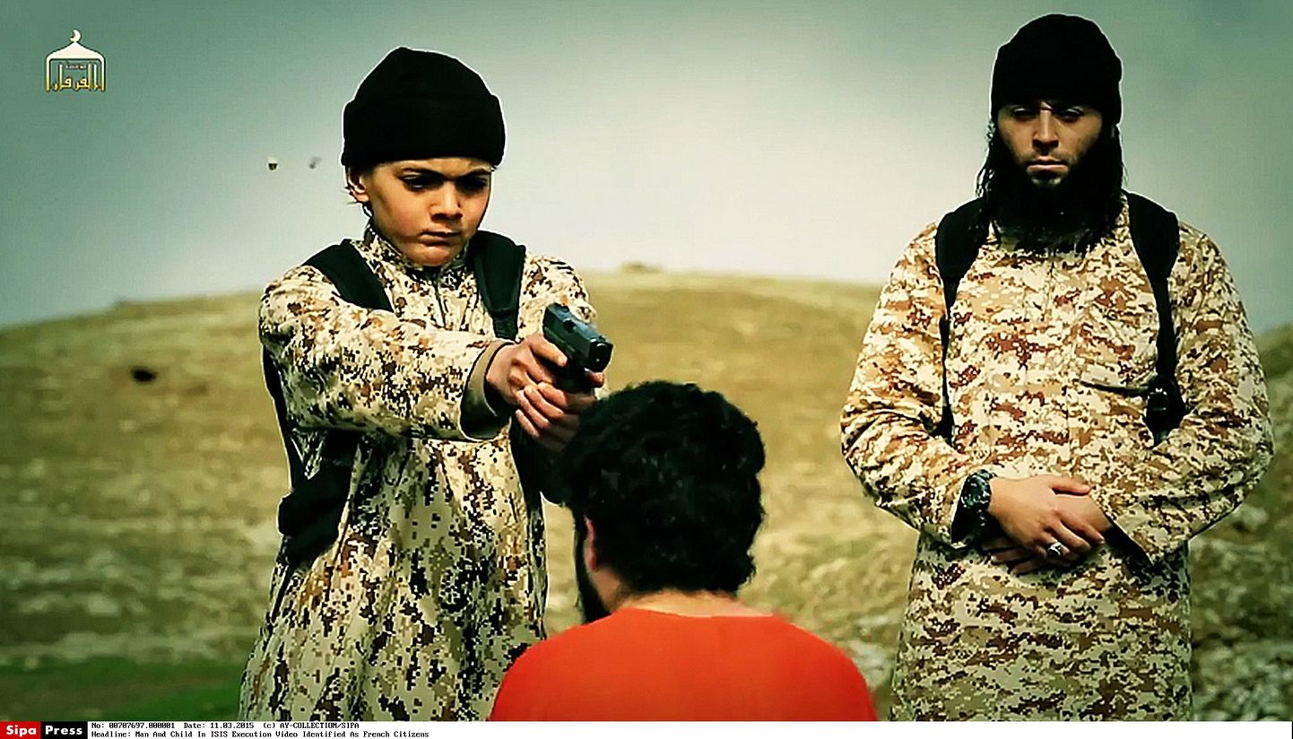 Кадр из пропагандистского фильма ИГИЛ, в котором использовали и подростков. По данным Европола, все большую роль в терактах стали играть женщины, дети и подростки.