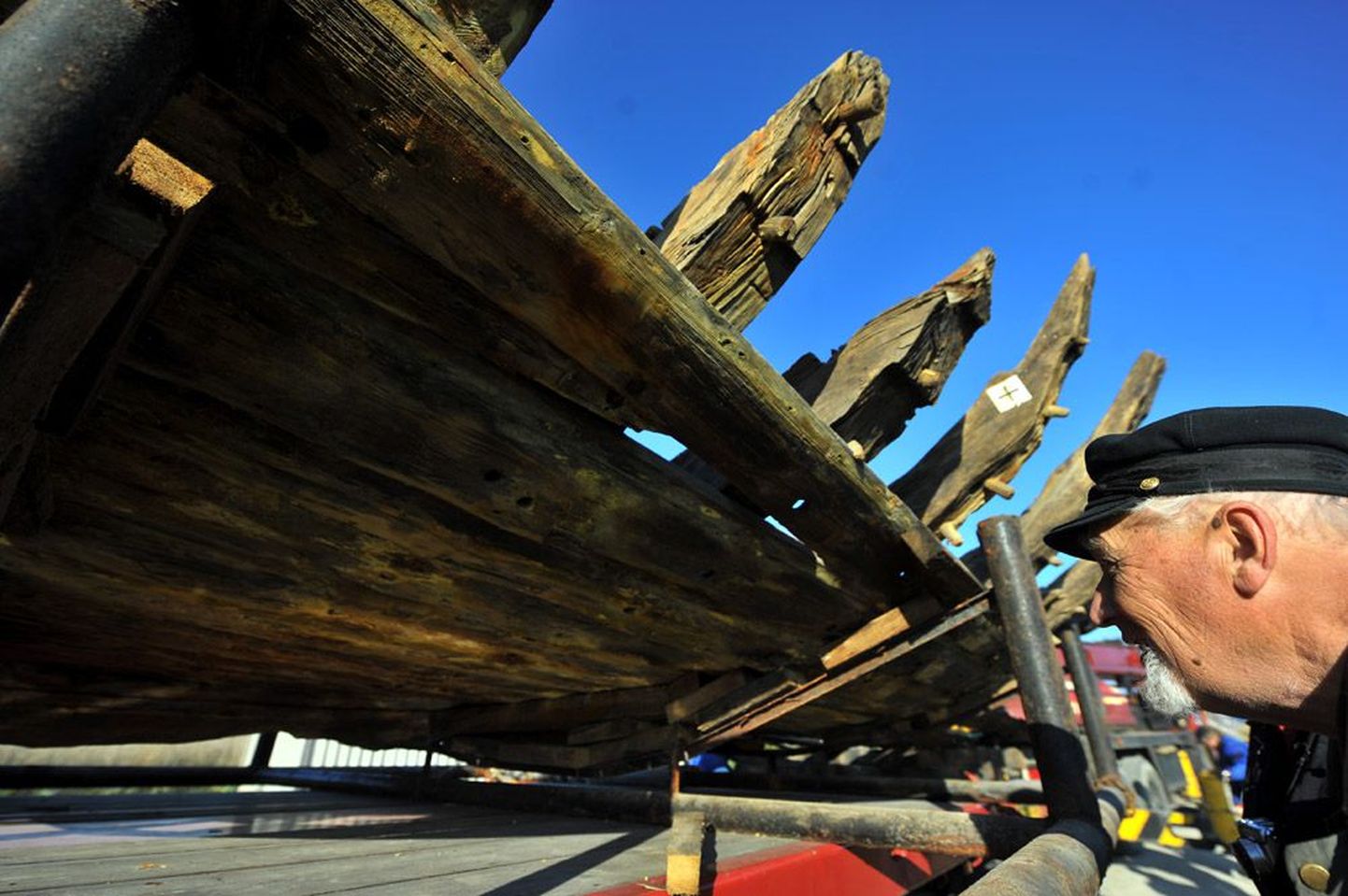 25 aastat tagasi Maasilinna laeva avastamise ekspeditsiooni juhtinud ajaloolane Bruno Pao uurib, kuidas Saaremaa laevameistrid pool aastatuhandet tagasi laeva ehitasid.