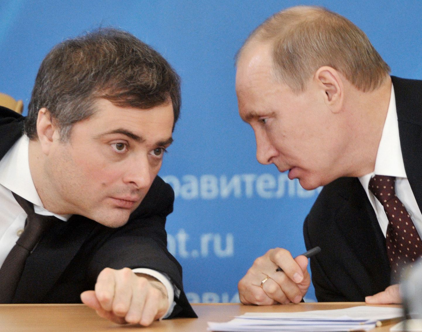 Vene president Vladimir Putin koos nõuniku Vladislav Surkoviga (vasakul).