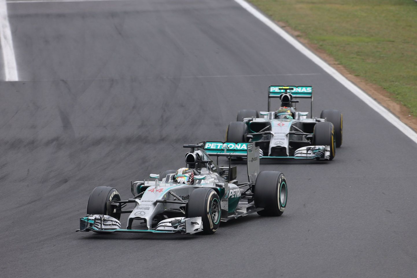 Mercedese vormel-1 võistkonna sõitjad Lewis Hamilton (esiplaanil) ja Nico Rosberg.