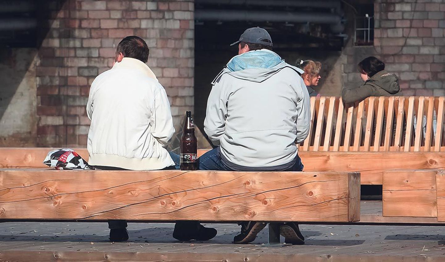 Alkoholi tarbimine tänaval ei ole kena vaatepilt ja seda võiks igati piirata.