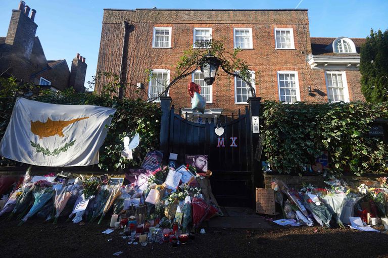 George Michaeli kodu väravaesine pärast laulja surma 27. detsembril 2016, mil fännid tõid mehe mälestamiseks sadu lilli ning meeneid.