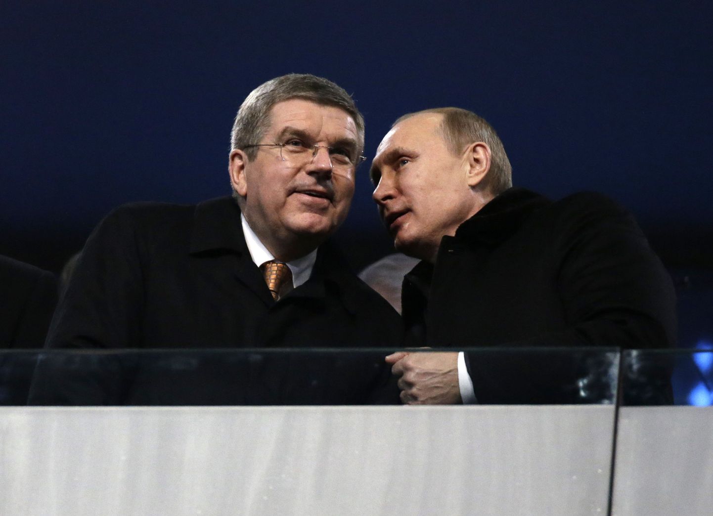 Президент РФ Владимир Путин (справа) и глава МОК Томас Бах на церемонии открытия Олимпиады.