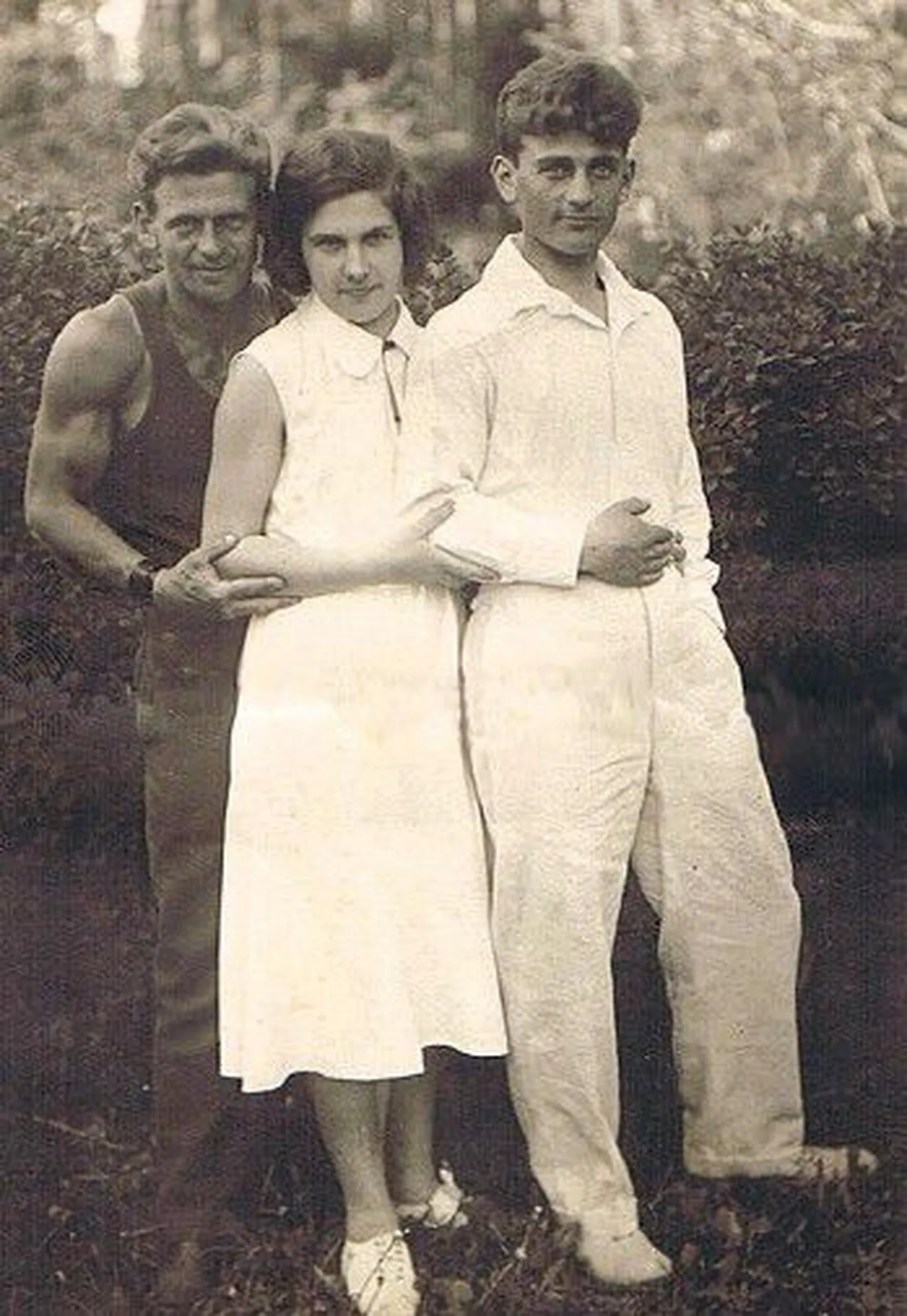 У Алексея Харитонова (справа) и его супруги Александры была замечательная и дружная семья. На снимке  и брат Алексея Сергей.