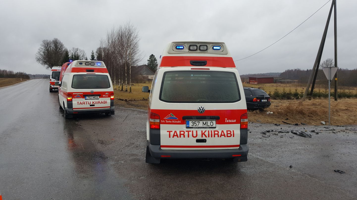 Tartu lähedal Tartu-Otepää maanteel sai sõiduautode kokkupõrkes kolm inimest vigastada.