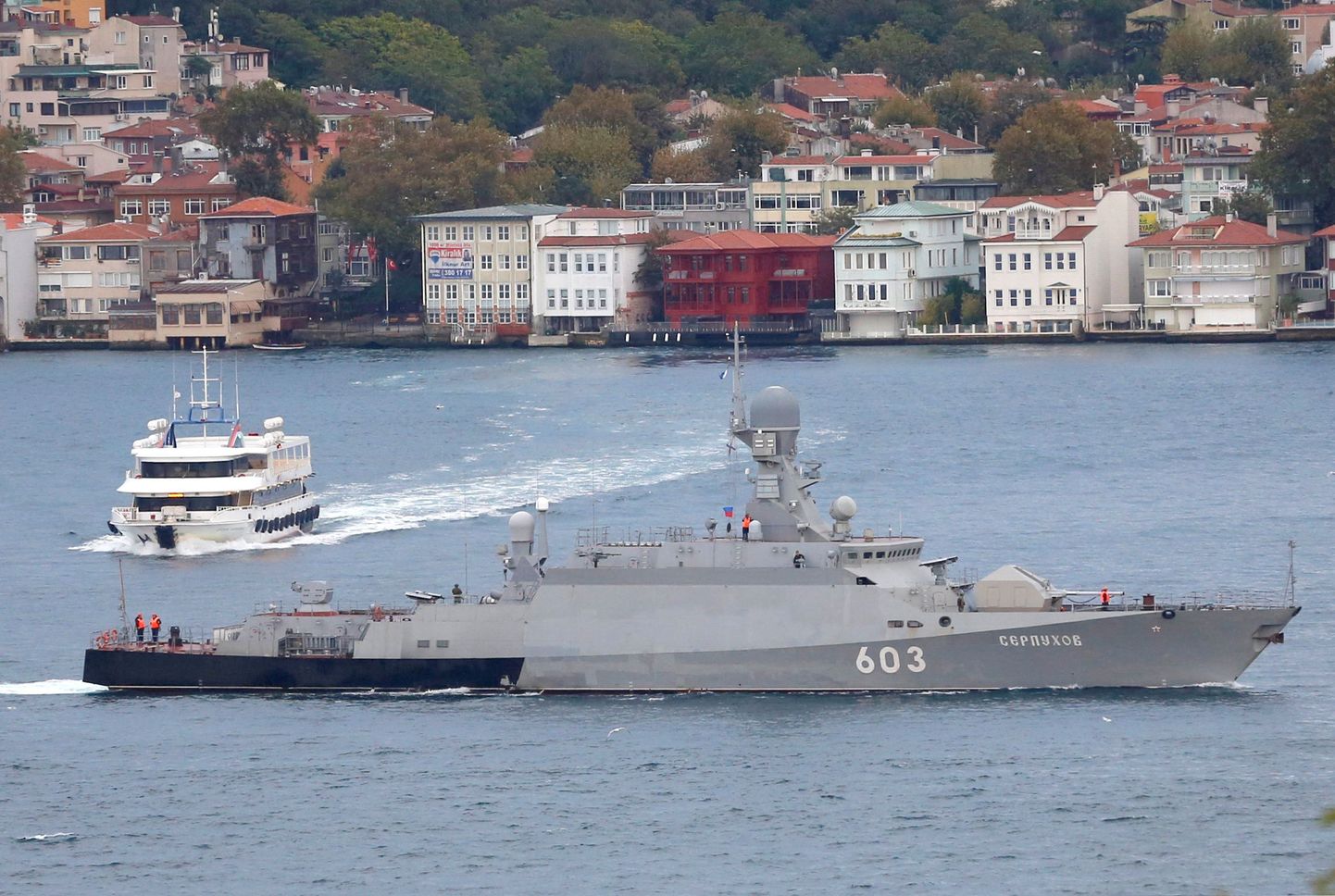 Vene raketilaev Serpuhhov 2016. aasta oktoobris Bosporuse väinas teel Mustalt merelt Läänemerele.