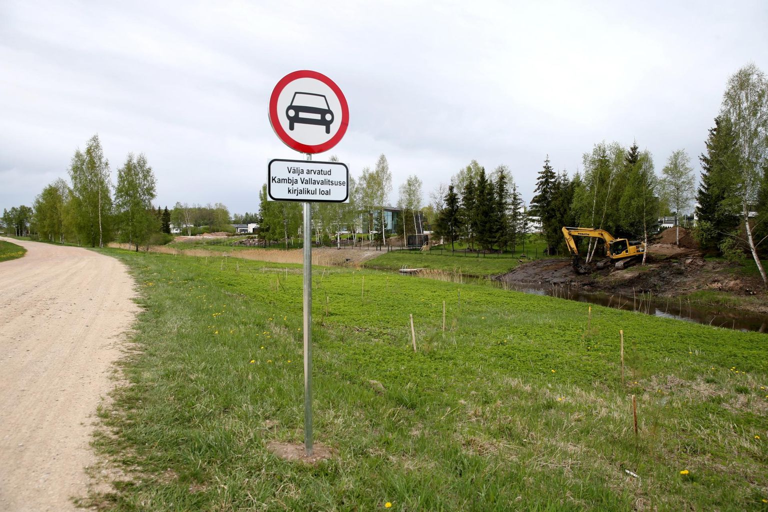 Porijõe naabruses kulgeva tee ääres on keelavad liiklusmärgid juba püsti, iseasi, kui palju neist kinni pidama hakatakse.