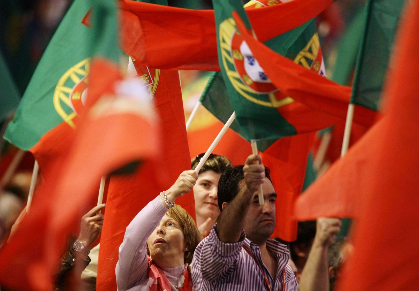 Португальцы с государственными флагами.