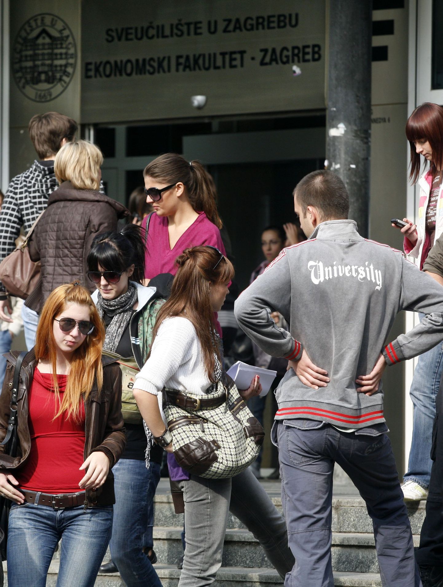 Zagrebi ülikooli majandusteaduskonna tudengid pidid politsei eilse reidi ajal hoonest lahkuma.