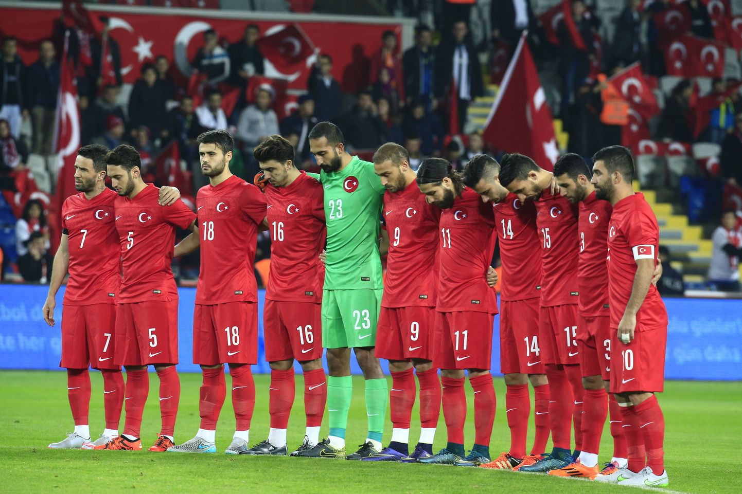 Футболисты сборной Турции во время минуты молчания.