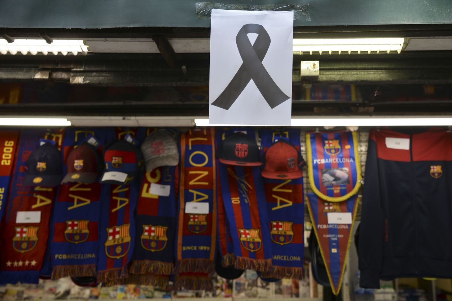 Must lint FC Barcelona jalgpalliklubi salle müüvas kioskis La Rambla promenaadil.