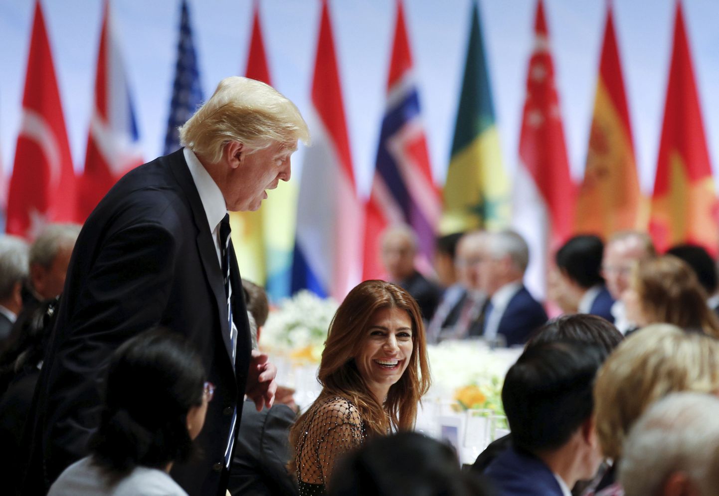 USA riigipea Donald Trump G20 õhtusöögi ajal Argentina presidendi abikaasa  Juliana Awadaga vestlemas.