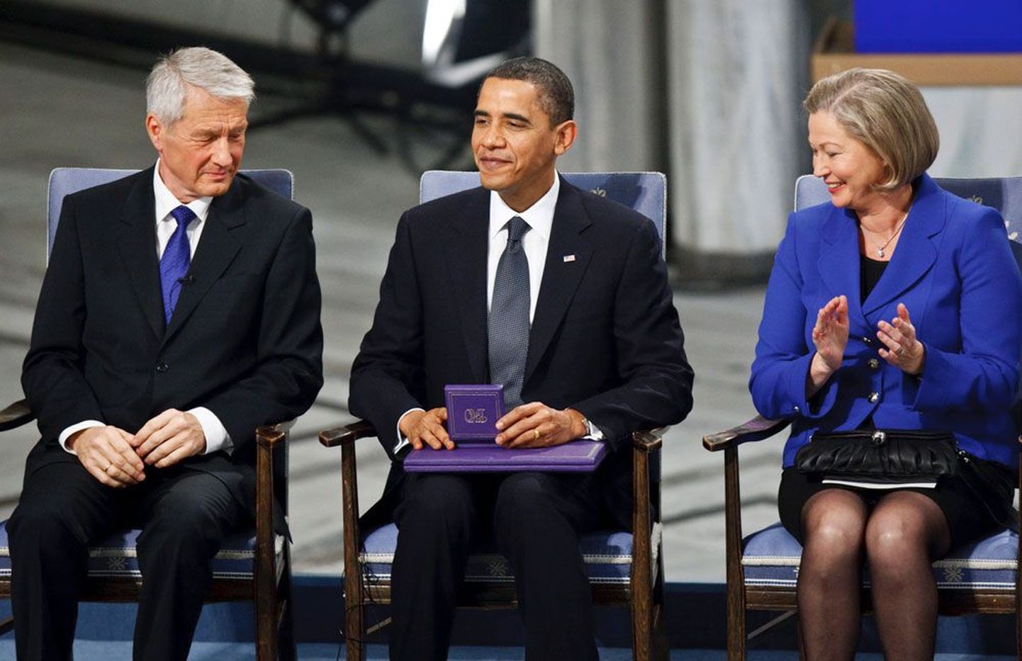 Oma aumedali ja diplomi kätte saanud Barack Obama istub rahulolevana Nobeli komitee esimehe Thorbjörn Jaglandi kõrval.