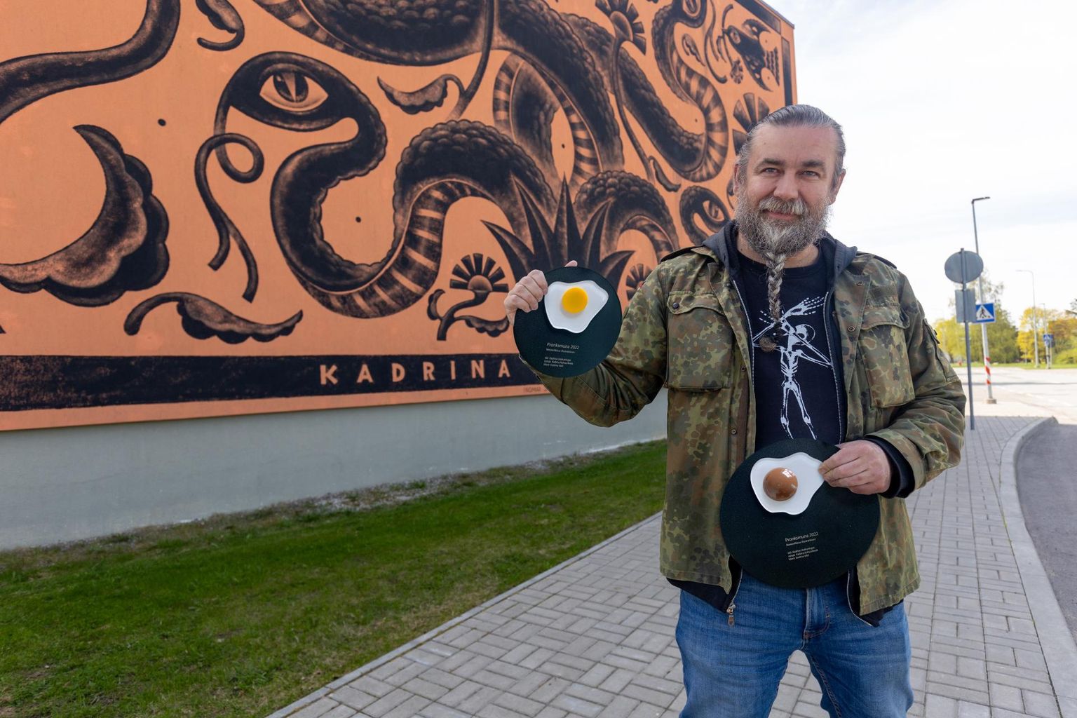 Ahto-Lembit Lehtmetsa tellitud “Ussikuningas” pälvis Kuldmuna loovusfestivalil Pronksmuna. Väiksema muna saab endale töö tellija ja suurem läheb reklaamifirma seinale.
