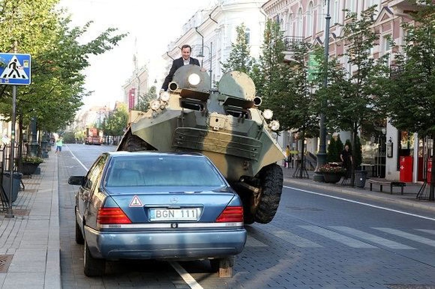 Vilniuse linnapea Arturas Zuokas soomukiga autost üle sõitmas.