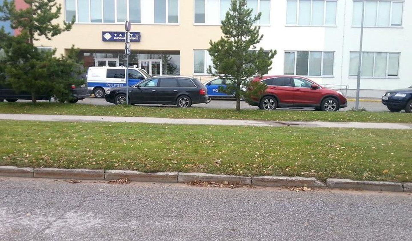 Politseiautod täna pärastlõunal Tartu kutsehariduskeskuse ees.