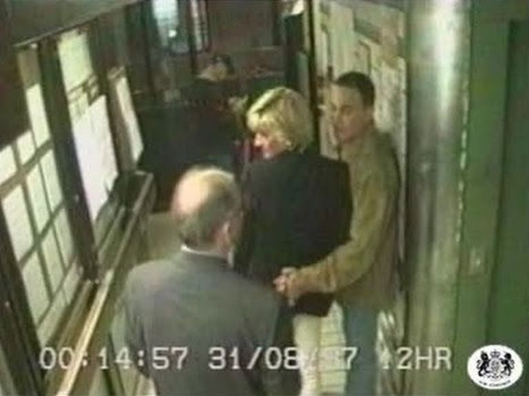 Pariisi Ritz hotelli turvakaamera kaader, millel on näha printsess Dianat, Dodi al-Fayedi ning Heri Pauli (seljaga)