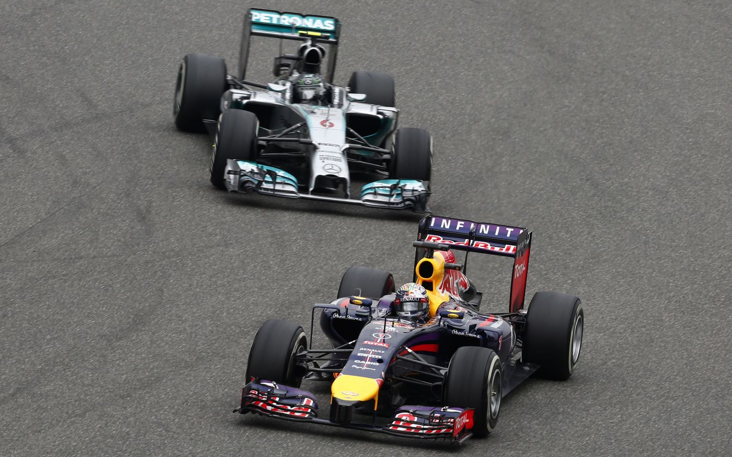 Red Bulli sõitja Sebastian Vettel (esiplaanil) ja Mercedese sõitja Nico Rosberg.