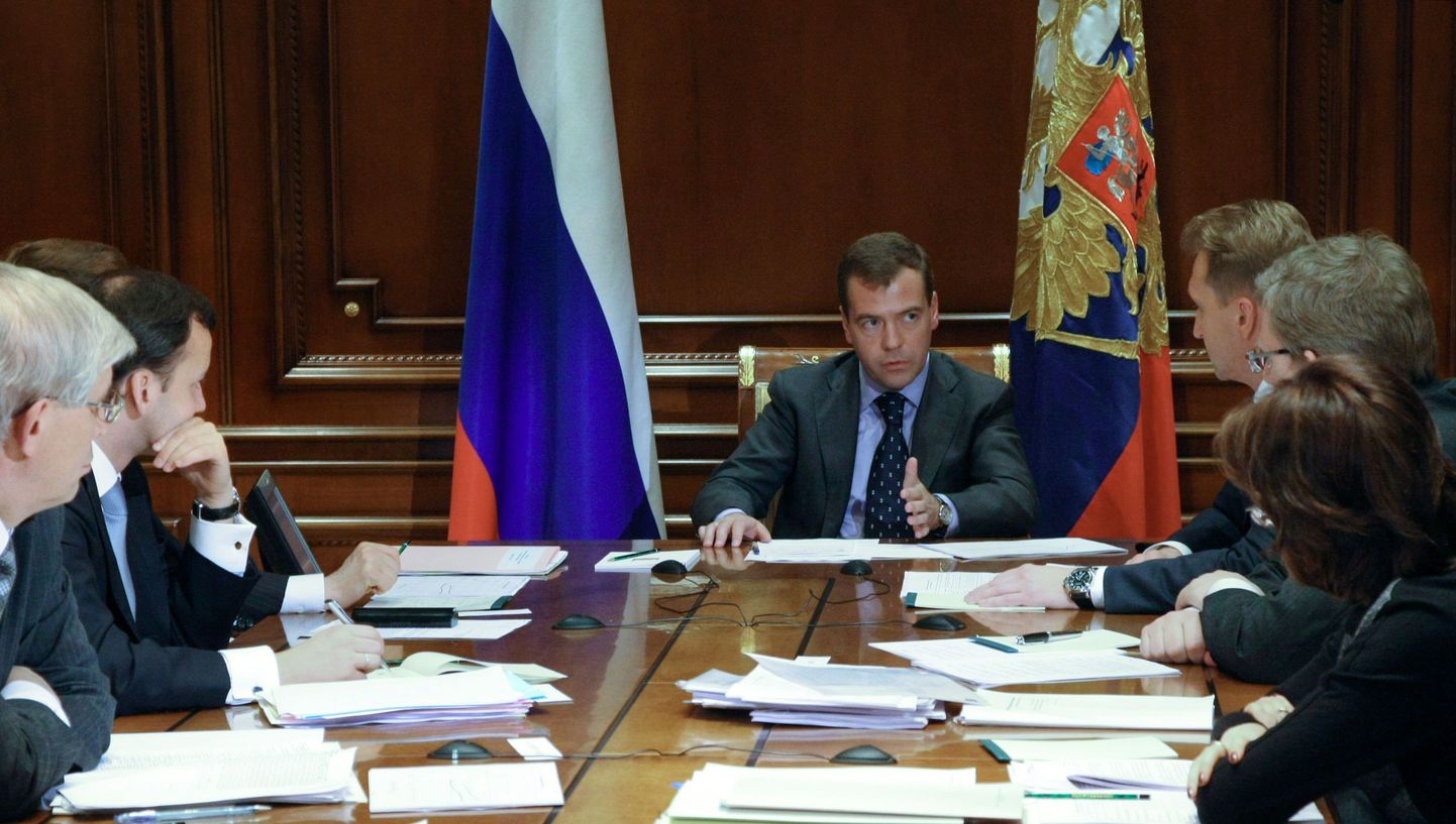 Vene Föderatsiooni president Dmitri Medvedev pidamas valitsuse liikmetega nõu riigi majandusolukorra üle.